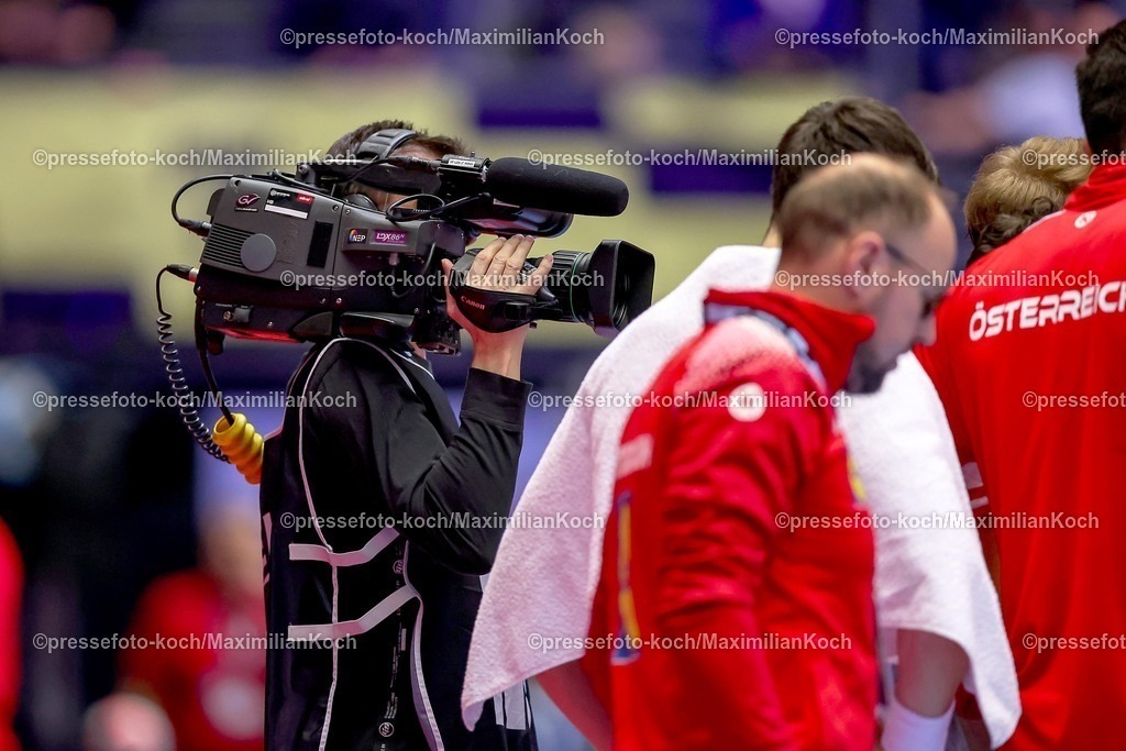 EHF17012601131 | 17.01.2026, Handball, Men's EHF EURO 2026, Österreich - Spanien, Jyske Bank Boxen in Herning, Dänemark, Preliminary Round: Kameramann mit Fernsehkamera Fersehübertragung Übertragungsrechte ARD ZDF Kamera