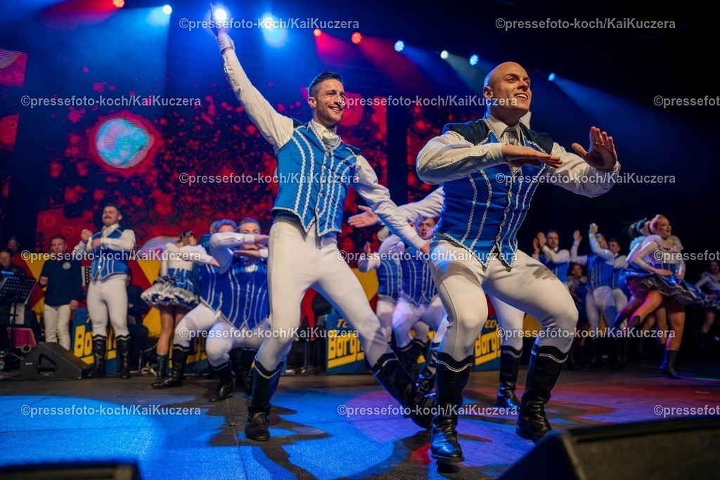 KKU25012501193 | 25.01.2025, xkkux, Düsseldorf, Karnevalsveranstaltung - Die Lachende in der Mitsubishi Electric HALLE. Die Tanzgruppe Kölner Rheinveilchen, das Tanzkorps der Grosse Braunsfelder, performt bei ihrem Auftritt