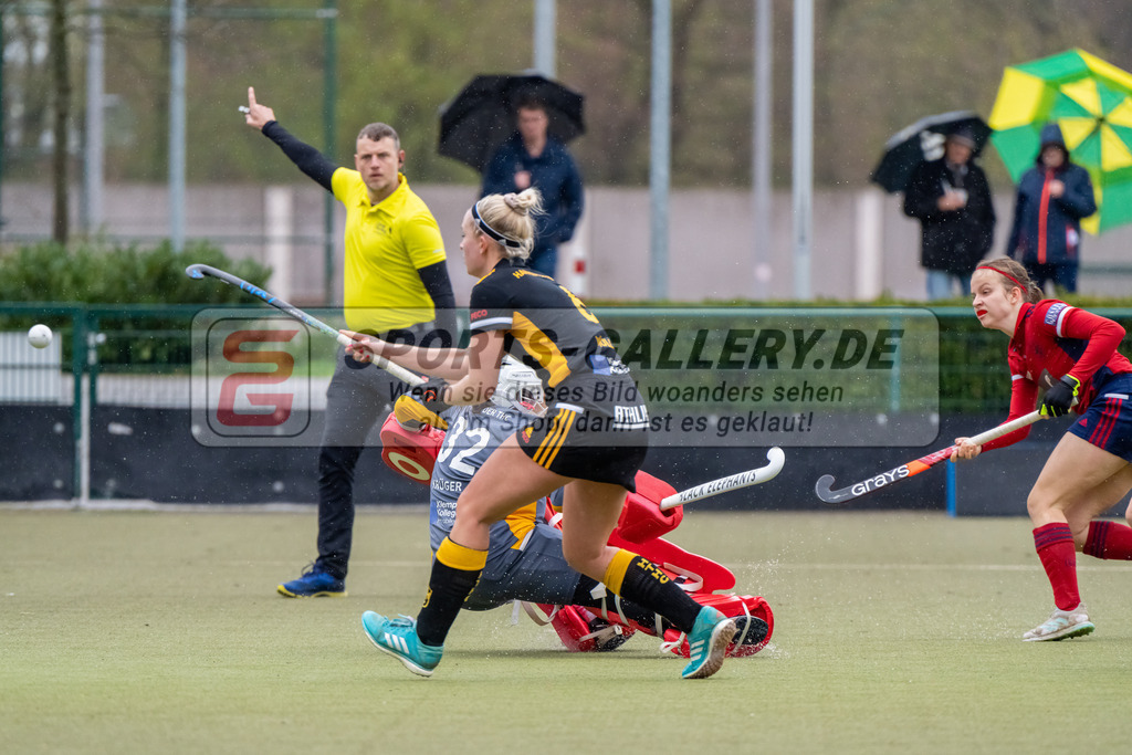 HK_20230401_106652 | 1. Bundesliga Damen Düsseldorfer HC - Harvestehuder THC  am 1.4.2023 DHC Düsseldorf, Düsseldorf , Müller Marleen ( Harvestehuder THC #6 ) , Krüger Rosa Torfrau ( Harvestehuder THC #32 )