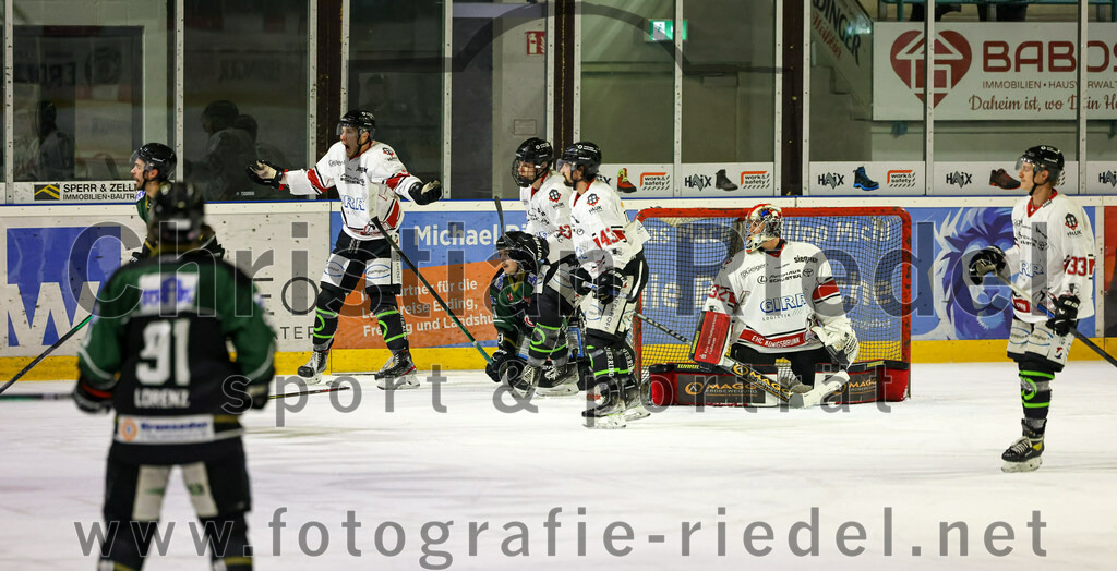 2022-11-06_046_TSV_Erding_gegen_EHC_Koenigsbrunn | Erding, Deutschland, 06.11.2022:
Eishockey, Bayernliga 2022 / 2023, 11. Spieltag, TSV Erding gegen EHC Königsbrunn, Endergebnis: 1:7

Toms Prokopovics (EHC Königsbrunn, #27), Sebastian Busch (Erding Gladiators, #11), Hayden Trupp (EHC Königsbrunn, #43), Torwart Stefan Vajs (EHC Königsbrunn, #32), Peter Brückner (EHC Königsbrunn, #33)

Foto: Christian Riedel / fotografie-riedel.net
