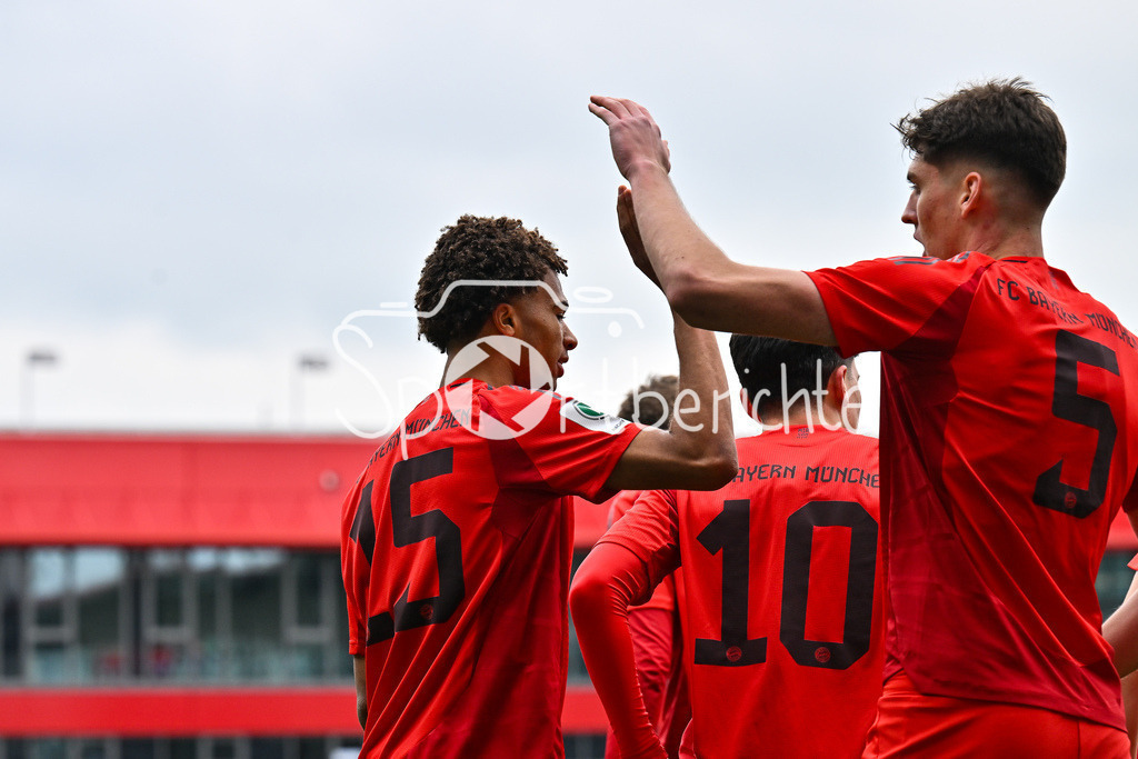 FC Bayern München U19 - VfL Wolfsburg U19 | Jubel der Bayern nach dem Treffer zum 1-0 durch Sadiki CHEMWOR (FC Bayern U19 #15) / Tor / Torschuetze / Freude / Happy / U19 DFB Nachwuchsliga Endrunde: FC Bayern Muenchen - VfL Wolfsburg, FC Bayern Campus am 26.04.2025 / Ljubo PULJIC (FCB #5)