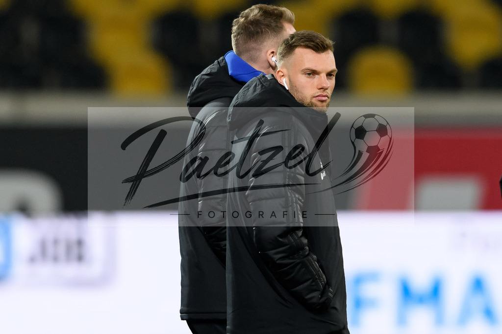 SGDHSV20220114_86 | Fussball, Herren: Manuel Wintzheimer (Hamburger SV) #schaut bei dem Spiel der 2. Bundesliga zwischen SG Dynamo Dresden und Hamburger SV im Rudolf-Harbig-Stadion am 14.01.2022 in Dresden, Deutschland.DFB / DFL REGULATIONS PROHIBIT ANY USE OF PHOTOGRAPHS AS IMAGE SEQUENCES AND/OR QUASI-VIDEO. - Realisiert mit Pictrs.com