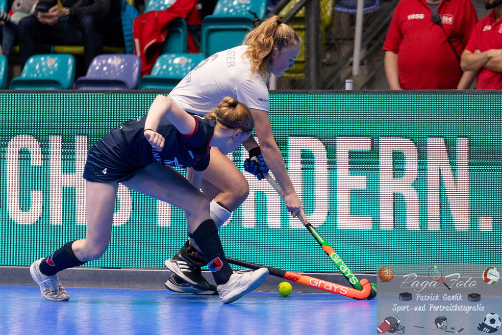 Volvo E.R.B. Final 4 Halbfinale Frauen: Der Club an der Alster - Berlienr HC, 25.01.2025 | Emelie Tödter (Der Club an der Alster #6) & Johanna Franz (Berliner HC #4) im Kampf um den Ball, Der Club an der Alster - Berliner HC, Frankfurt, Süwag Arena, 25.1.2025 - Realisiert mit Pictrs.com