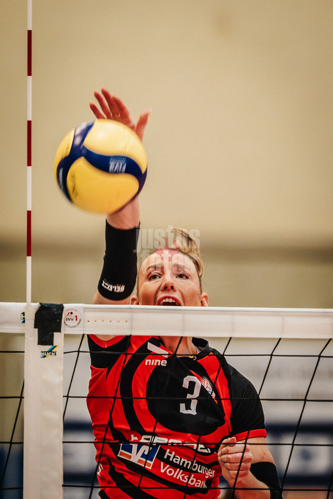 Volleyball | Frauen | Saison 2025/2026 | Volleyball Bundesliga | ETV Hamburger Volksbank Volleys vs. USC Münster | 22.01.2026 | Lina Köster (#3, ETV Hamburger Volksbank Volleys) beim Aufwärmen