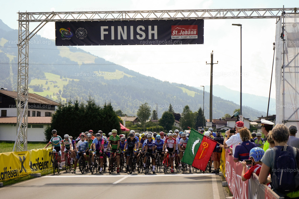 486_20230817_Bewerb_Maenner_Muehlanger | AUT - OESTERREICH, 2023-08-16: SPORT RENNRAD-FAHREN - 55. INTERNATIONALER RADWELTPOKAL IN ST. JOHANN IN TIROL  - Vintage-Radrennen mit WM-Bronze-Medaillen-Siegerin Christina Schweinberger, den Teilnehmer und Alexander Baumann (vom Orginastions-Team) - TAG 2 BEWERB MAENNER IN SECHS GRUPPEN  ; Foto: Roland Muehlanger