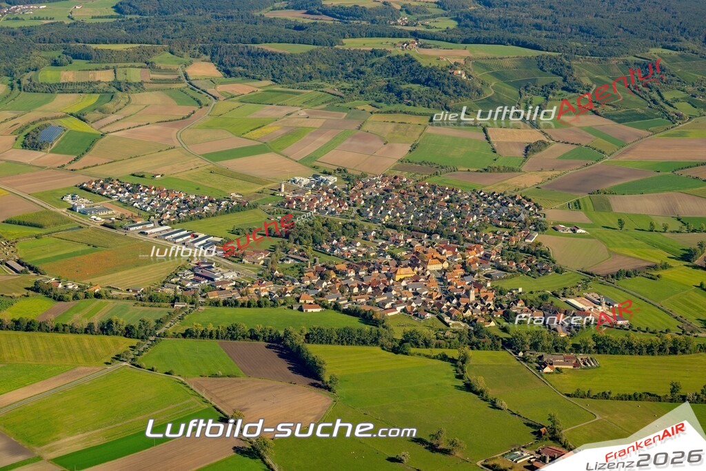 Das Luftbild zeigt :  Ipsheim - Die Luftaufnahme wurde 2023 vom UL-Flugzeug aus erstellt ( keine Drohne ) - Hochauflösende Luftaufnahme - Für grossformatige Ausdrucke geeignet. Die Geschenkidee !Mit Lizenz und Bildrechte bestellbar
