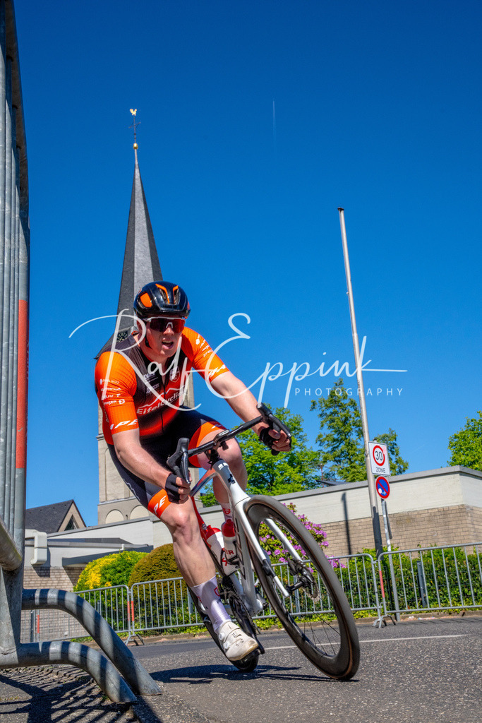 Spurt in den Mai 2026 - Großer Preis der Sparkasse Neuss | Annual one-day road cycling race "Großer Preis der Sparkasse Neuss" held in Büttgen, Germany, organized by VfR Büttgen 1912 e.V. The event features multiple races across all age categories from U11 youth to Elite men. - Realisiert mit Pictrs.com