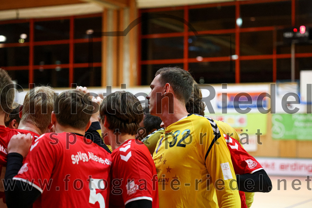 2022-11-19_063_SpVgg_Altenerding_gegen_TG_Landshut_II | Erding, Deutschland, 19.11.2022:
Handball, Bezirksoberliga Männer 2022 / 2023, 9. Spieltag, SpVgg Altenerding gegen TG Landshut II, Endergebnis: 33:31

Simon Dybilasz (SpVgg Altenerding, #5), Torwart Finn Engelking (SpVgg Altenerding, #32)

Foto: Christian Riedel / fotografie-riedel.net
