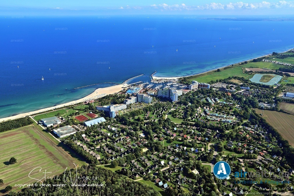 Luftbild Ostsee Resort Damp - Damp 2000 war der ursprüngliche Name eines großen Ferienzentrums | Damp 2000 war der ursprüngliche Name eines großen Ferienzentrums in der Gemeinde Damp an der schleswig-holsteinischen Ostseeküste. Geplant als rein touristisches Projekt, wurde es zwischen 1969 und 1973 auf einer 65-Hektar-Fläche errichtet und am 13. Juni 1973 eröffnet. Das Projekt entstand, weil die lokale Landwirtschaft als Haupteinnahmequelle zurückging und neue wirtschaftliche Perspektiven gesucht wurden.
