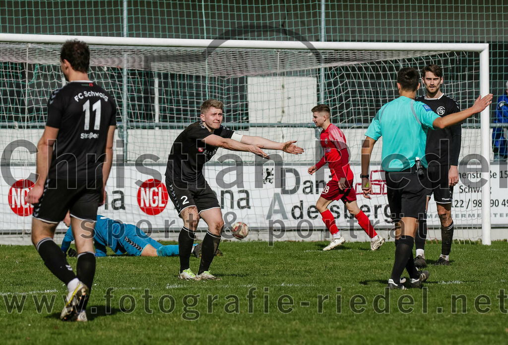 2024-02-24_085_FC_Schwaig_gegen_TSV_1880_Wasserburg | Oberding, Deutschland, 24.02.2024:
Fußball, 2. Runde Qualifikation TOTO-Pokal 2023 / 2024, 1. Spieltag, FC Schwaig gegen TSV 1880 Wasserburg, Endergebnis: 2:3

Markus Straßer (FC Schwaig, #11), Tobias Jell (FC Schwaig, #2), Manuel Kerschbaum (TSV 1880 Wasserburg, #28), Schiedsrichter Xaver Fabisch

Foto: Christian Riedel / fotografie-riedel.net