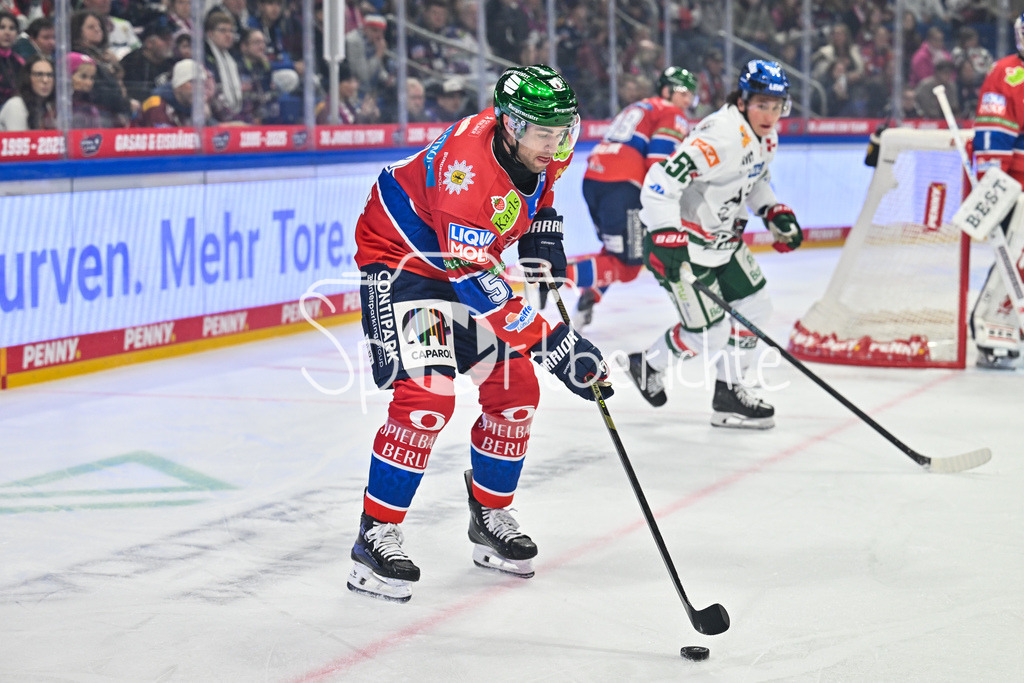 Eisbären Berlin - Augsburger Panther | BERLIN, GERMANY - 04. JANUARY: am Puck Michell REINKE (Eisbären Berlin 5) während dem Match zwischen den Eisbären Berlin und den Augsburger Panthern am 36. Spieltag der Penny DEL in der UBER Arena