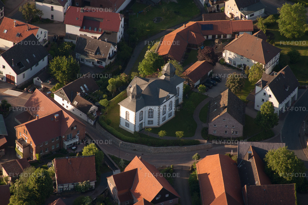 Luftbild: Kirchengemeinde Hehlen-Hohe in der Dorfmitte im Ortsteil Daspe in Hehlen im Bundesland Niedersachsen in Deutschland. – Foto: IMG_65000.jpg vom 23.05.2014 durch Werner Riehm/FLY-FOTO.de – Auflösung des Originals: 4123 x 2749 px