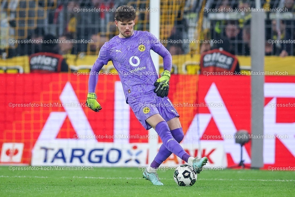 BVB02122501140 | 02.12.2025, Fußball, DFB-Pokal, Borussia Dortmund - Bayer 04 Leverkusen, Achtelfinale, Signal Iduna Park, Saison 2025 2026: Torwart Gregor Kobel (BVB #01) DFB regulations prohibit any use of photographs as image sequences and or quasi-video.