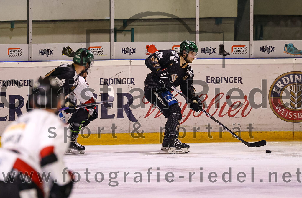 2024-03-15_093_TSV_Erding_gegen_EHC_Koenigsbrunn | Erding, Deutschland, 15.03.2024:
Eishockey, Bayernliga Playoffs 2023 / 2024, 3. Spieltag, TSV Erding gegen EHC Königsbrunn, Endergebnis: 3:4 n. V.

Paul Wallek (Erding Gladiators, #44)

Foto: Christian Riedel / fotografie-riedel.net