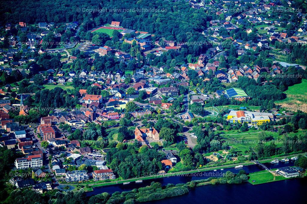 Bad_Bederkesa_ELS_5174050924 | GEESTLAND 05.09.2024 Stadtgebiet mit Innenstadtbereich " Bad Bederkesa " an der Straße Am Markt in Geestland im Bundesland Niedersachsen, Deutschland. // City area with outside districts and inner city area " Bad Bederkesa " on street Am Markt in Geestland in the state Lower Saxony, Germany. Foto: Martin Elsen