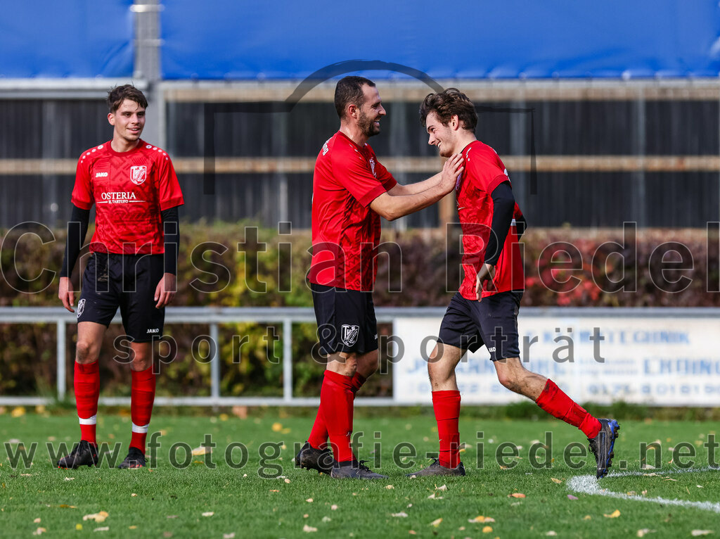 2023-11-05_077_FC_Herzogstadt_gegen_TuS_Oberding | Erding, Deutschland, 05.11.2023:
Fußball, Kreisklasse 2023 / 2024, 14. Spieltag, FC Herzogstadt gegen TuS Oberding, Endergebnis: 4:5

Jubel nach dem 1:3 durch Tim Götze (TuS Oberding, #29)
Bernd Lehmer (TuS Oberding, #2), Tim Götze (TuS Oberding, #29)

Foto: Christian Riedel / fotografie-riedel.net