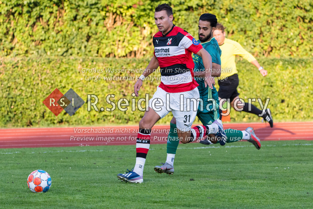 Fußball, Saison 2022/23, Oberliga Hamburg, Hamm United - Altona 93, Hammer-Park-Stadion (Hamburg), 12.08.2022, 3. Spieltag | Yannick Petzschke (#31, Altona), Mohammad Atef Zakerwal (#7, Hamm United)