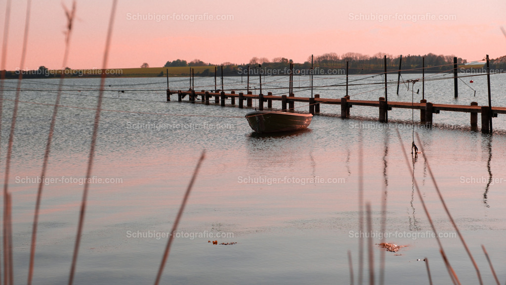 Boot am Steg | Boot am Steg im Sonnenuntergang - Realisiert mit Pictrs.com