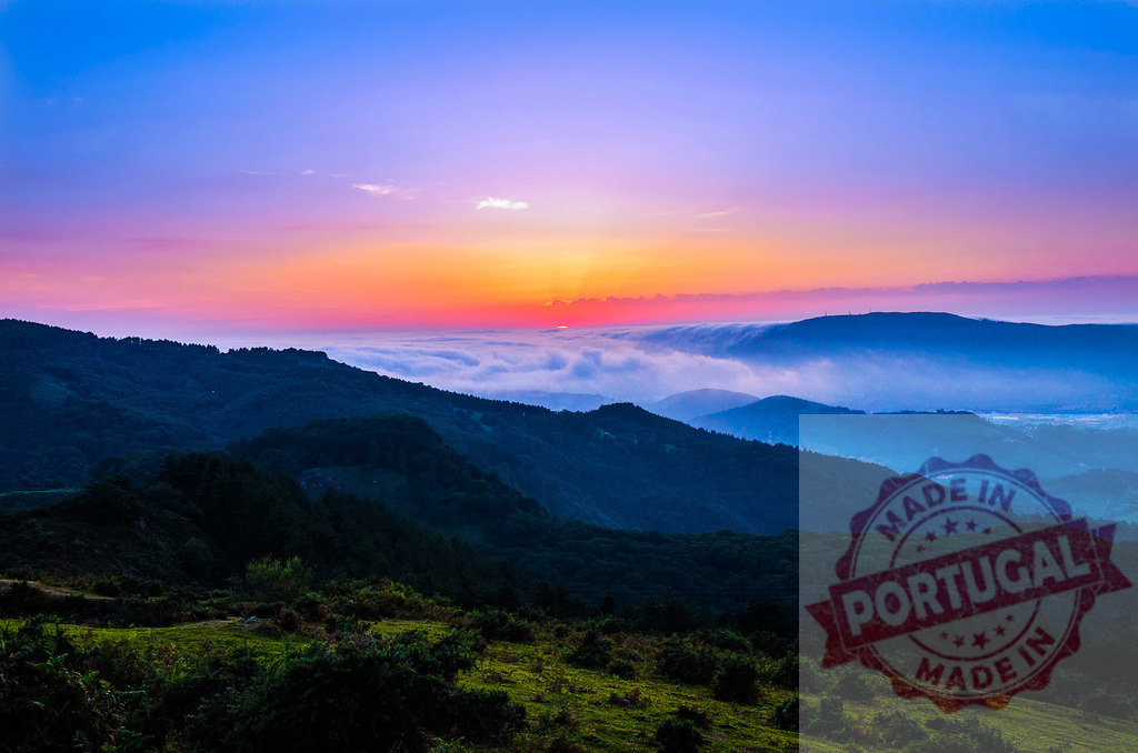 Rising sun over misty mountains and vibrant sky | Sun ascending above mountain peaks, creating a colourful sunrise over clouds - Realized with Pictrs.com