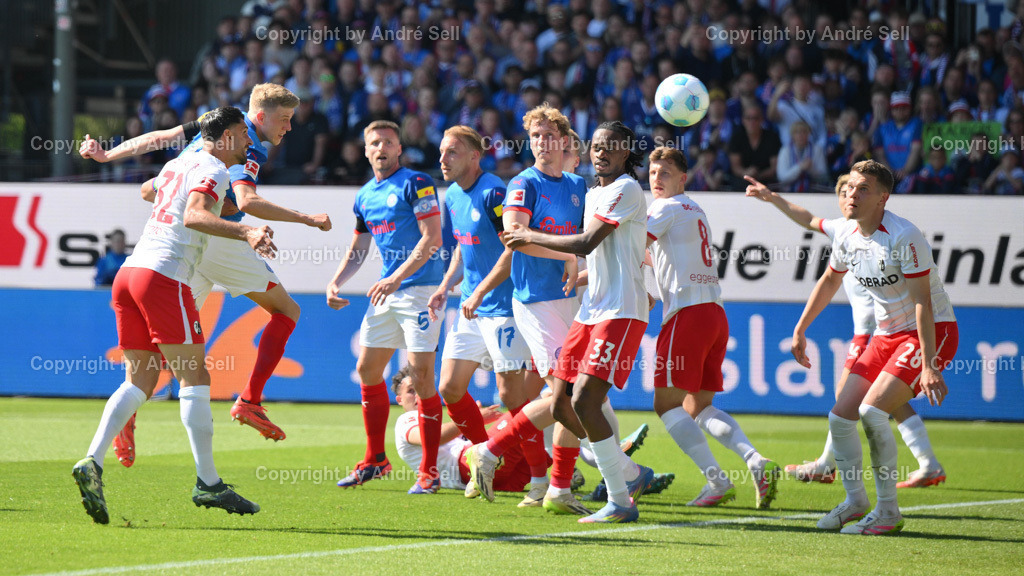 Holstein Kiel vs SC Freiburg | Kopfball von Alexander Bernhardsson (Kiel #11) geht knapp über das Tor / Fußball-Bundesliga Männer 2024/2025 / 33. Spieltag / Holstein Kiel vs SC Freiburg / Holstein-Stadion / Kiel / 10.05.25 - Realisiert mit Pictrs.com