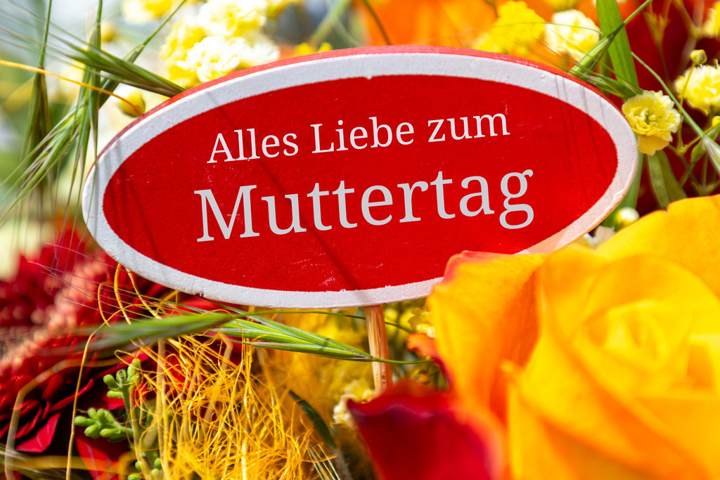 Muttertagsgrüße 2026 mit farbenfrohem Blumenstrauß | Farbenfroher Blumenstrauß mit rotem Schild und hinzugefügtem Text ALLES LIEBE ZUM MUTTERTAG - Realisiert mit Pictrs.com