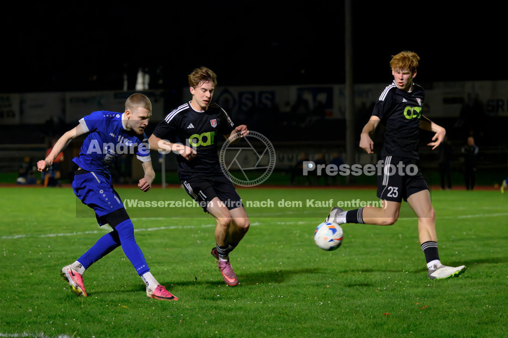Preetzer TSV vs MTV Dänischenhagen | Paul Rath (Preetz #14) vs Stian Sievers (Dänischenhagen #11) &amp; Ole Moikow (Dänischenhagen #23) / Fußball-Verbandsliga Ost Männer 2026/2027 / Preetzer TSV vs MTV Dänischenhagen / Jahnplatz / Preetz / 16.10.26 - Realisiert mit Pictrs.com