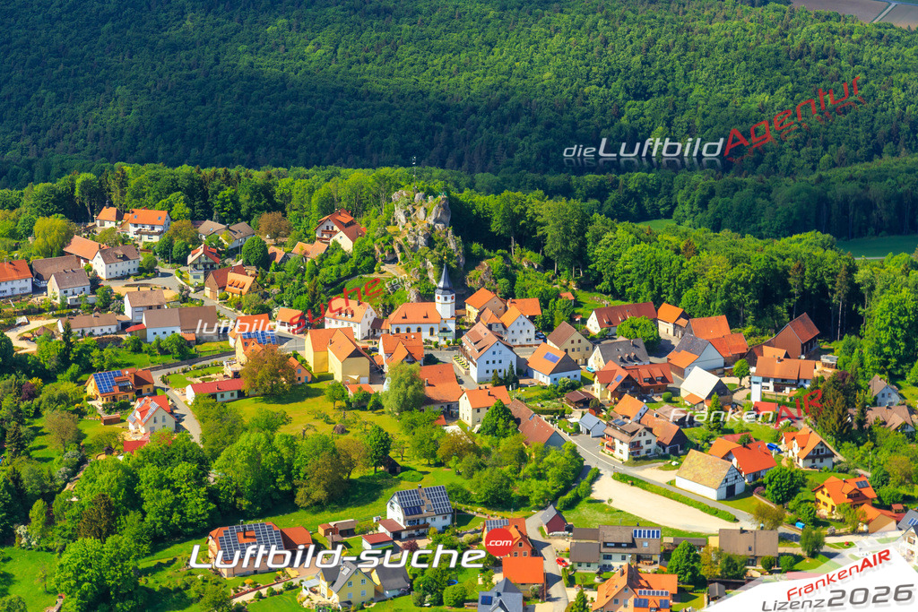 Die Luftaufnahme der Stadt Gößweinstein wurde vom UL-Flugzeug heraus erstellt ( keine Drohne )- hohe Auflösung für beste Qualität