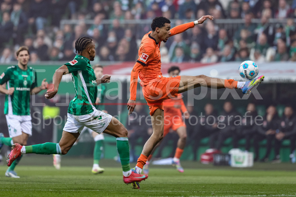 Fussball, Bundesliga, SV Werder Bremen - Eintracht Frankfurt | v.li.: Felix Agu (SV Werder Bremen, 27) und Hugo Ekitike (Eintracht Frankfurt, 11) im Zweikampf, Duell, Dynamik, Aktion, Action, Spielszene, DIE DFL-RICHTLINIEN UNTERSAGEN JEGLICHE NUTZUNG VON FOTOS ALS SEQUENZBILDER UND/ODER VIDEOÄHNLICHE FOTOSTRECKEN. DFL REGULATIONS PROHIBIT ANY USE OF PHOTOGRAPHS AS IMAGE SEQUENCES AND/OR QUASI-VIDEO.