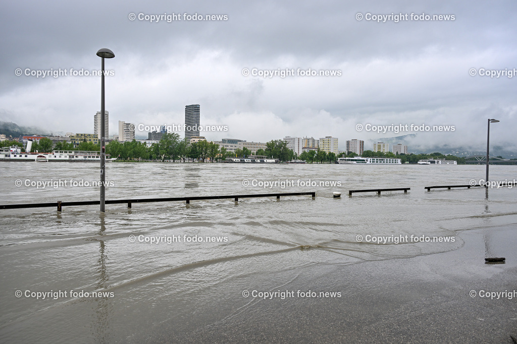 Linz_ Urfahr_ Donau_ Hochwasser_ 04.06.2024-10 | 04.06.2024, Linz, AUT, Urfahr, Hochwasser, im Bild Donau, Donaulaende Linz, Lentos, Schiffsanlegestelle