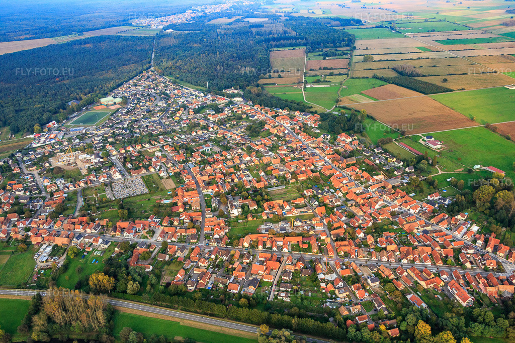 Vue aérienne: Vue de la ville depuis le sud-ouest à Oberhoffen-sur-Moder dans le département Bas Rhin, France – .Photo: IMG_074295.jpg prise le 04/10/2014 par Werner Riehm/FLY-FOTO.eu – Résolution de l'original: 5472 x 3648 px