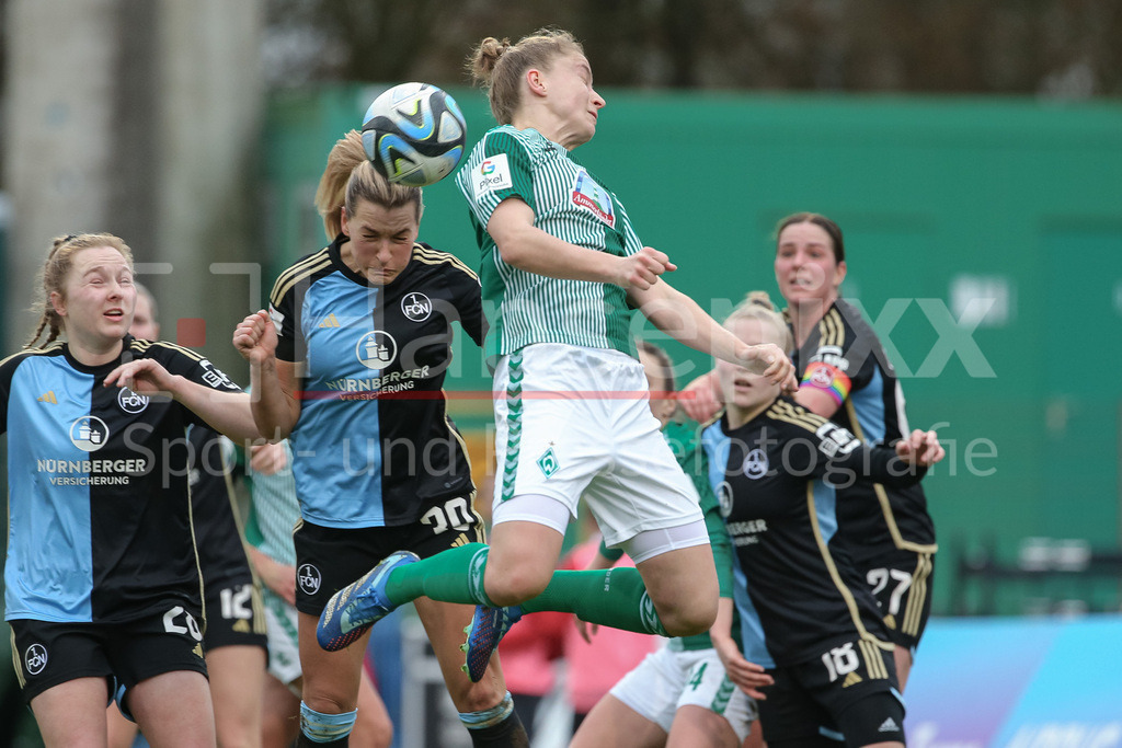Fussball, Google Pixel Frauen-Bundesliga, SV Werder Bremen - 1. FC Nürnberg | v.li.: Medina Desic (1. FC Nürnberg, 30) und Michelle Ulbrich (SV Werder Bremen, 5) im Kopfballduell, Kopfball, Zweikampf, Action, Aktion, Spielszene, DIE DFB-RICHTLINIEN UNTERSAGEN JEGLICHE NUTZUNG VON FOTOS ALS SEQUENZBILDER UND/ODER VIDEOÄHNLICHE FOTOSTRECKEN. DFB REGULATIONS PROHIBIT ANY USE OF PHOTOGRAPHS AS IMAGE SEQUENCES AND/OR QUASI-VIDEO.