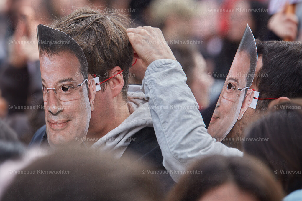 Wir sind alle Ekrem Imamoglu, Breitscheidplatz 30.03.2025 | Mehrere hundert Menschen demonstrieren am 30.03.2025 auf dem Berliner Breitscheidplatz für die Freilassung von Ekrem İmamoğlu sowie verhafteter Protestierender und für die Demokratie in der Türkei. Einige tragen Masken mit dem Gesicht des Istanbuler Bürgermeisters. - Realisiert mit Pictrs.com
