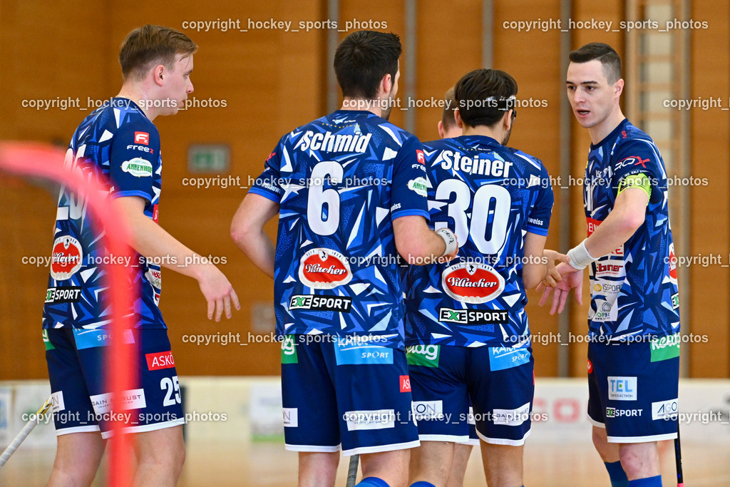 VSV Unihockey vs. FBC Dragons | Jubel VSV Unihockey Mannschaft, #25 Jan Blazic VSV Unihockey, #6 Timo Schmid VSV Unihockey, #30 Christoph Steiner VSV Unihockey, #19 Philipp Seiser VSV Unihockey, VSV Unihockey vs. FBC Dragons, VSV Unihockey vs. FBC Dragons am 22.12.2024 in Villach (Ballspielhalle St. Martin), Austria, (Photo by Bernd Stefan)