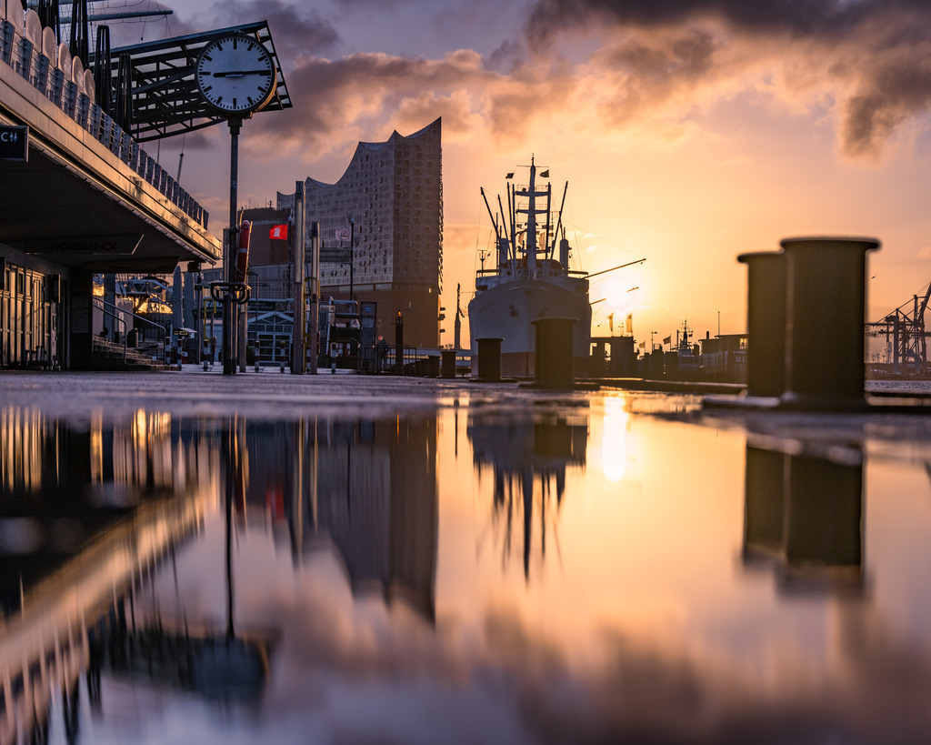 Spiegelungen im Hamburger Hafen | Industrie, Hafenarchitektur und ruhiges Wasser verschmelzen in einer klaren Spiegelung zu einer ruhigen Hafenstimmung. - Realisiert mit Pictrs.com