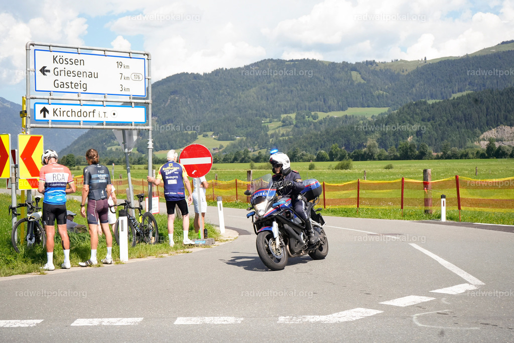 543_20230817_Bewerb_Maenner_Muehlanger | AUT - OESTERREICH, 2023-08-16: SPORT RENNRAD-FAHREN - 55. INTERNATIONALER RADWELTPOKAL IN ST. JOHANN IN TIROL  - Vintage-Radrennen mit WM-Bronze-Medaillen-Siegerin Christina Schweinberger, den Teilnehmer und Alexander Baumann (vom Orginastions-Team) - TAG 2 BEWERB MAENNER IN SECHS GRUPPEN  ; Foto: Roland Muehlanger