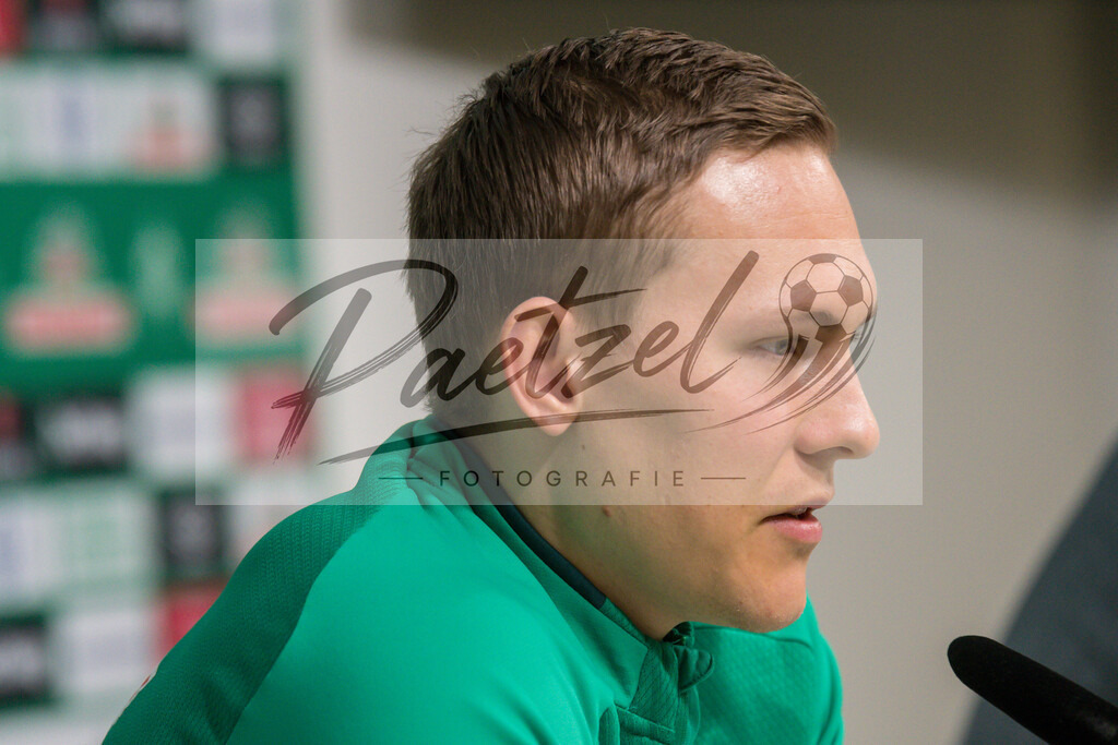 20200218_PKWEBR_0016 | Fussball, Herren: Ludwig Augustinsson (SV Werder Bremen) schaut waehrend der Pressekonferenz des SV Werder Bremen im Presseraum des wohninvest Weserstadion am 18.02.2020 in Osnabrueck, Deutschland. - Realisiert mit Pictrs.com