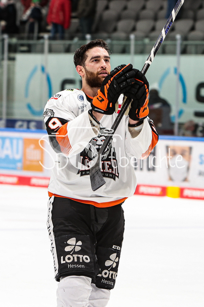 Augsburger Panther - Loewen Frankfurt | Jerry D'AMIGO (FRA #9) bedankt sich bei den mitgereisten Fans