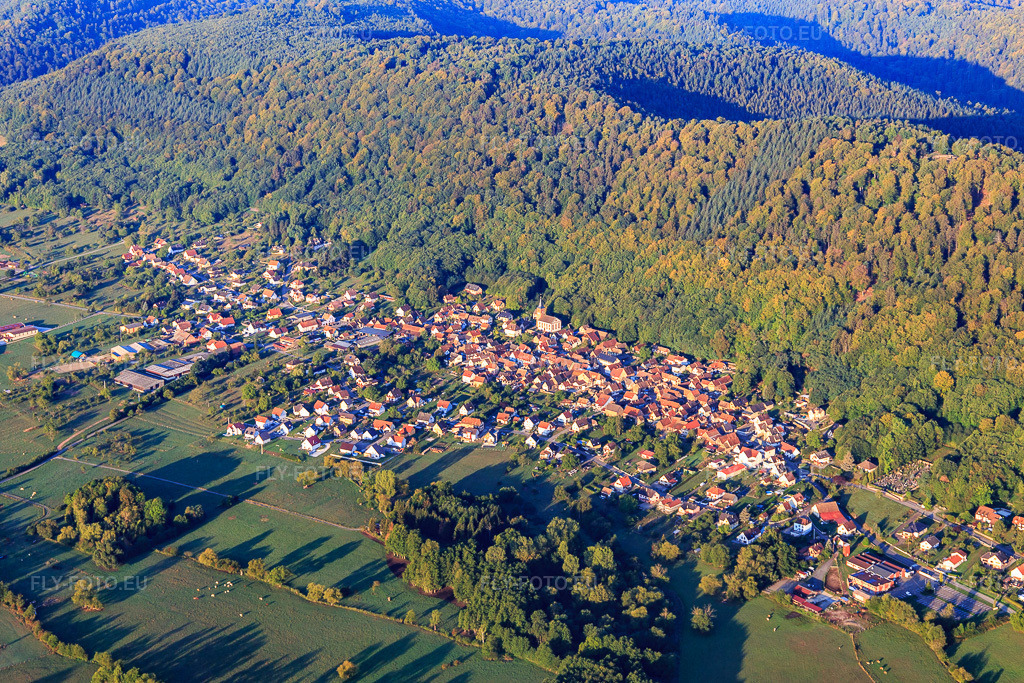 Vue aérienne: Vue de la ville depuis le nord-est à Ernolsheim-lès-Saverne dans le département Bas Rhin, France.Photo: IMG_111651.jpg prise le 16/09/2018 par Werner Riehm/FLY-FOTO.euRésolution de l'original: 5207 x 3471 px