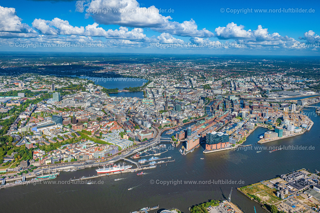 Hamburg_Hafen_Panorama_ELS_2923200922 | HAMBURG 20.09.2022 Elbphilharmonie am Ufer der Elbe in Hamburg. Das Konzerthaus- Gebäude im Stadtteil Hamburg-HafenCity befindet sich am Ufer der Elbe der Hansestadt. Weiterführende Informationen bei: BGT Bischoff Glastechnik AG,  Drees & Sommer SE,  Herzog & de Meuron,  Höhler+Partner Architekten PartGmbB,  IBB GmbH - Ingenieurbüro für Brandschutz von Bauarten,  Ingenieurbüro Dr. Siebert Büro für Bauwesen,  Quantum Immobilien AG,  ReGe Hamburg Projekt-Realisierungsgesellschaft mbH. // The Elbe Philharmonic Hall on the river bank of the Elbe in Hamburg. Further information at: BGT Bischoff Glastechnik AG,  Drees & Sommer SE,  Herzog & de Meuron,  Hoehler+Partner Architekten PartGmbB,  IBB GmbH - Ingenieurbuero fuer Brandschutz von Bauarten,  Ingenieurbuero Dr. Siebert Buero fuer Bauwesen,  Quantum Immobilien AG,  ReGe Hamburg Projekt-Realisierungsgesellschaft mbH. Foto: Martin Elsen