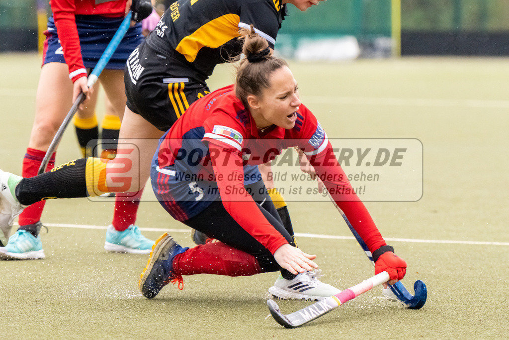 HK_20230401_106580-2 | 1. Bundesliga Damen Düsseldorfer HC - Harvestehuder THC  am 1.4.2023 DHC Düsseldorf, Düsseldorf , Pia Lhotak ( Düsseldorfer HC #5 ) , Schlüter Henriette ( Harvestehuder THC #11 )