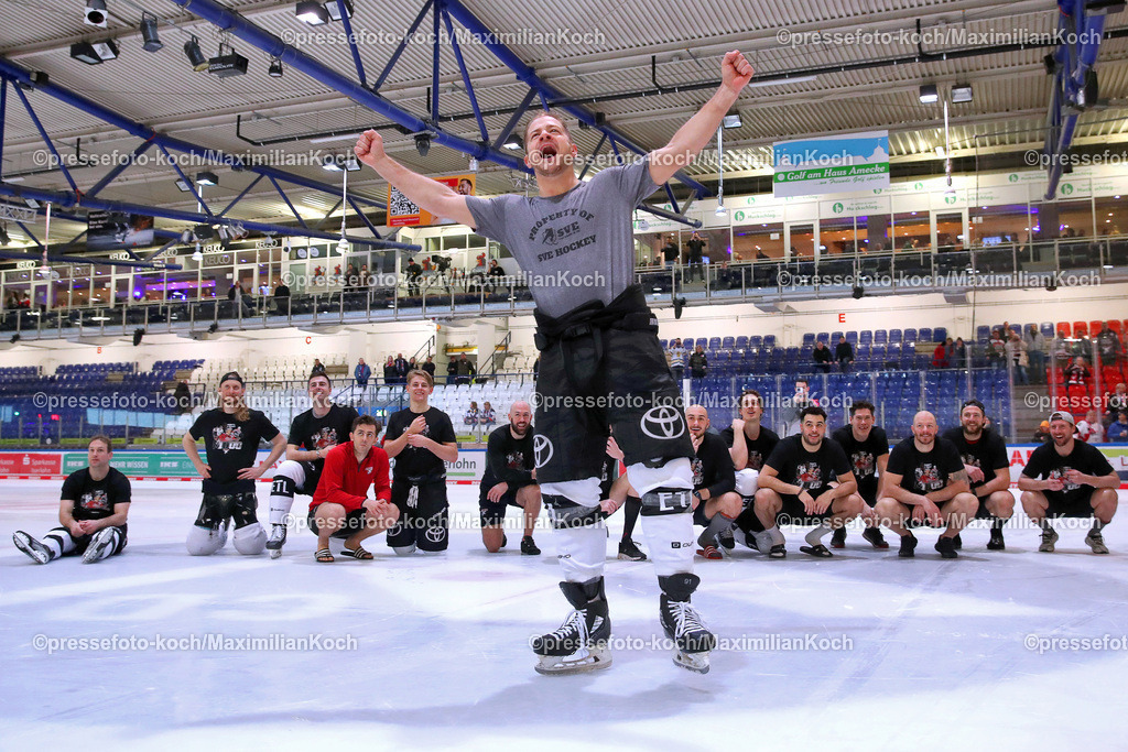 IecDEL24022301033 | Iserlohn, 24.02.2023, Eishockey, Penny DEL, 56. Spieltag, Balver Zinn Arena, Iserlohn Roosters - Kölner Haie: Moritz Müller von Kölner Haie feiert sein 1000. Spiel in der DEL nach dem 8:2 Sieg gegen Iserlohn mit den Fans.