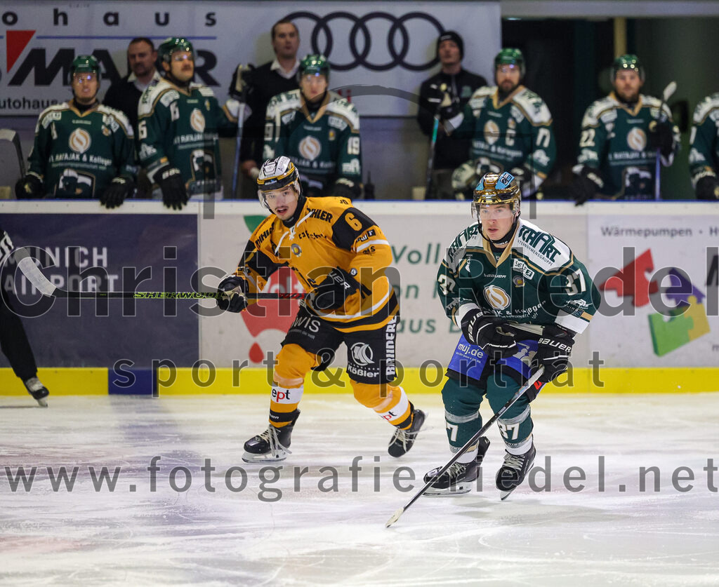 2025-11-02_013_TSV_Erding_gegen_EV_Fuessen | Erding, Deutschland, 02.11.2025:Eishockey, Oberliga Süd 2025 / 2026, 15. Spieltag, TSV Erding gegen EV Füssen, Endergebnis: 2:6Ondrej Zelenka (EV Füssen, #6), Thomas Matheson (Erding Gladiators, #37)Foto: Christian Riedel / fotografie-riedel.net