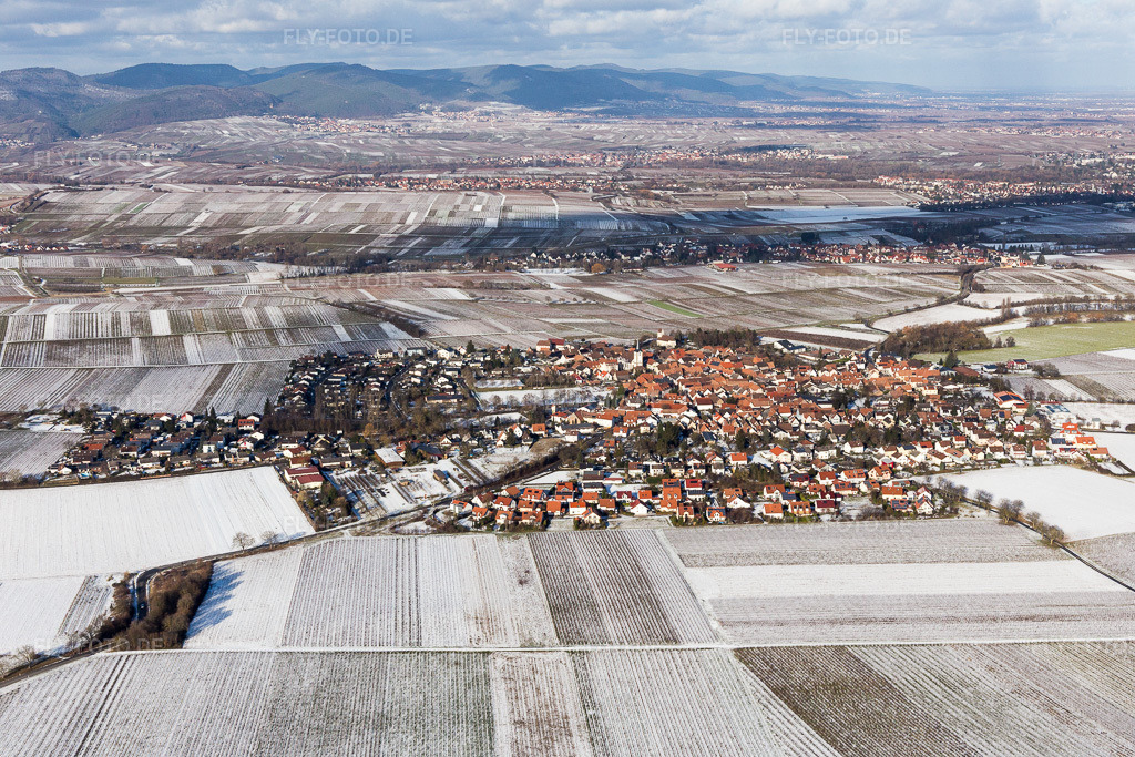 Luftbild: Dorfansicht aus Süden im Winter bei Schnee im Ortsteil Mörzheim in Landau im Bundesland Rheinland-Pfalz in Deutschland. Foto: IMG_096175.jpg vom 15.01.2017 durch Werner Riehm/FLY-FOTO.de