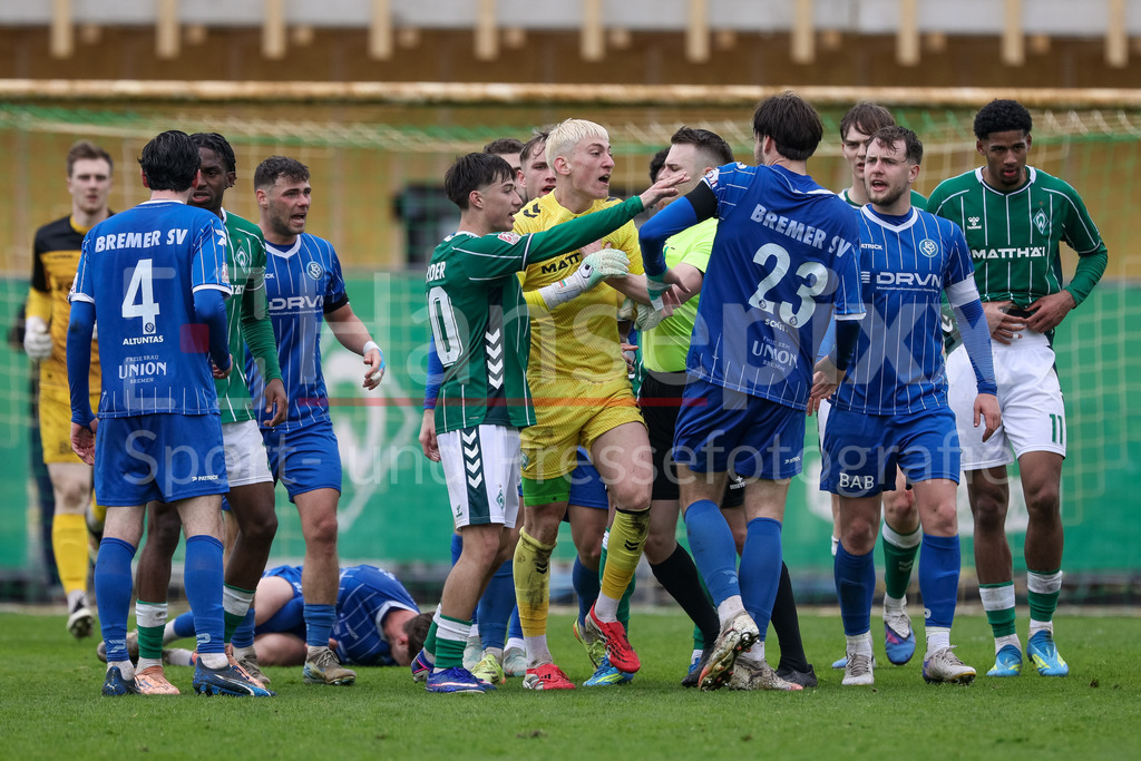 Fussball, Regionalliga Nord, SV Werder Bremen II - Bremer SV | Rudelbildung nach einem Foulspiuel von Stefan Smarkalev (Torhüter, Torwart, SV Werder Bremen II, 1), Rangelei, Streit, Rudel