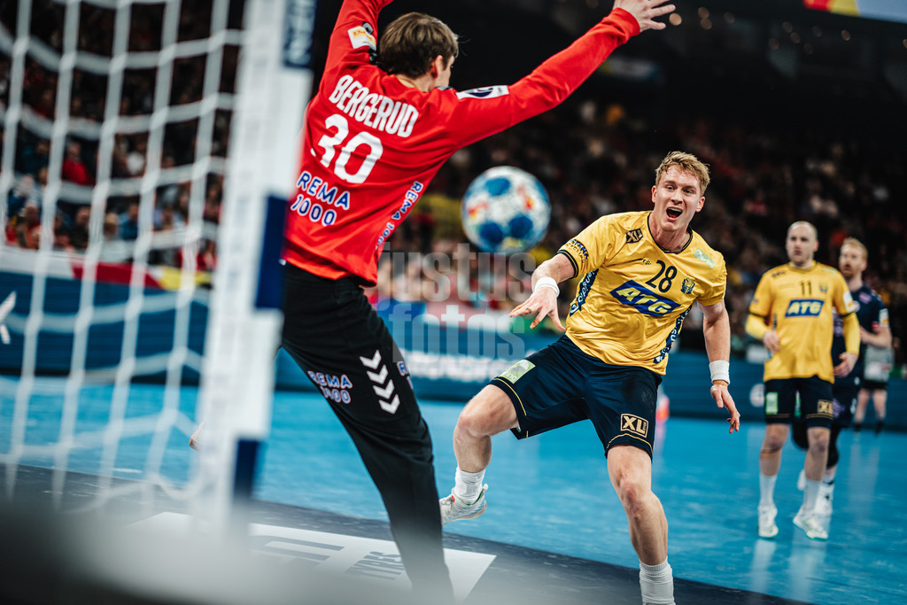 Handball | Herren | EHF EURO 2024 | European Championshop Men 2024 Final Tournament | Norwegen vs. Schweden | 23.01.2024 | Dieser Ball von Jonathan Edvardsson (#28, Schweden, SWE) wird an den Pfosten gehen