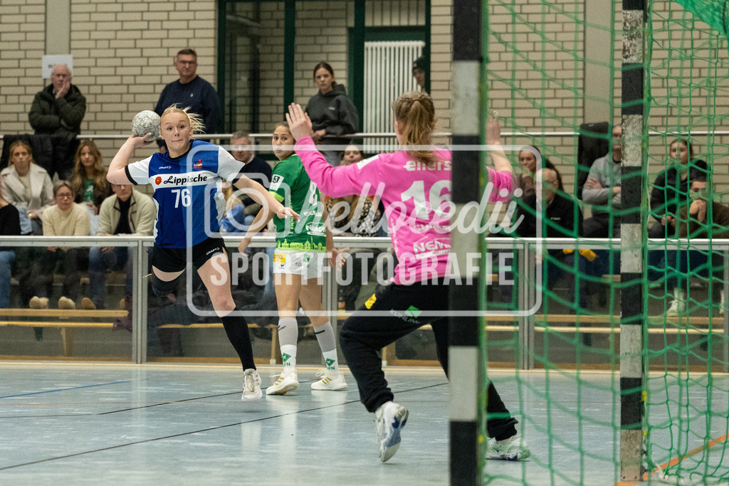 Vechta_Blomberg-35 | Janne Kim Overbeck (76, HSG Blomberg-Lippe II) wirft auf das Tor. Madita Guderle (16, SC SFN Vechta) versucht den Ball zu halten. - Realisiert mit Pictrs.com