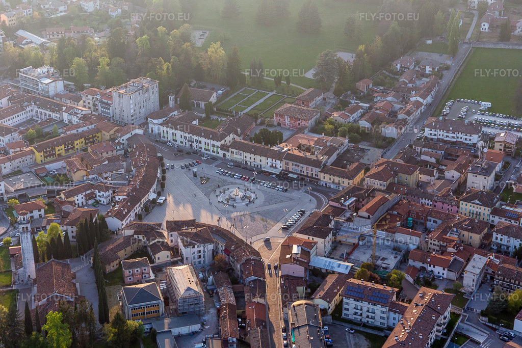 Vue aérienne: Place du marché du centre-ville à Maniago dans le département Pordenone, Italie. Photo: IMG_098940.jpg prise le 08/04/2017 par Werner Riehm/FLY-FOTO.eu – Résolution de l'original: 5472 x 3648 px