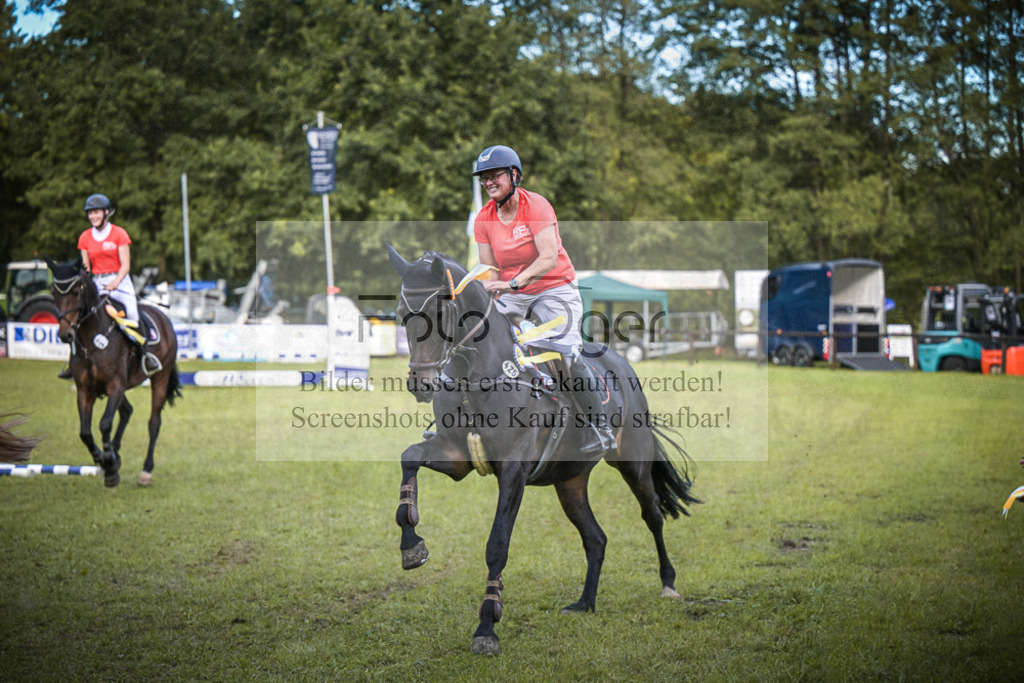 DOS_0192 | Entdecke hochwertige Reitturnierfotos von Foto Oger. Professionell, emotional und authentisch – jetzt Lieblingsmomente im Shop bestellen.Deutschlandweite Turnierfotografie. - Realisiert mit Pictrs.com