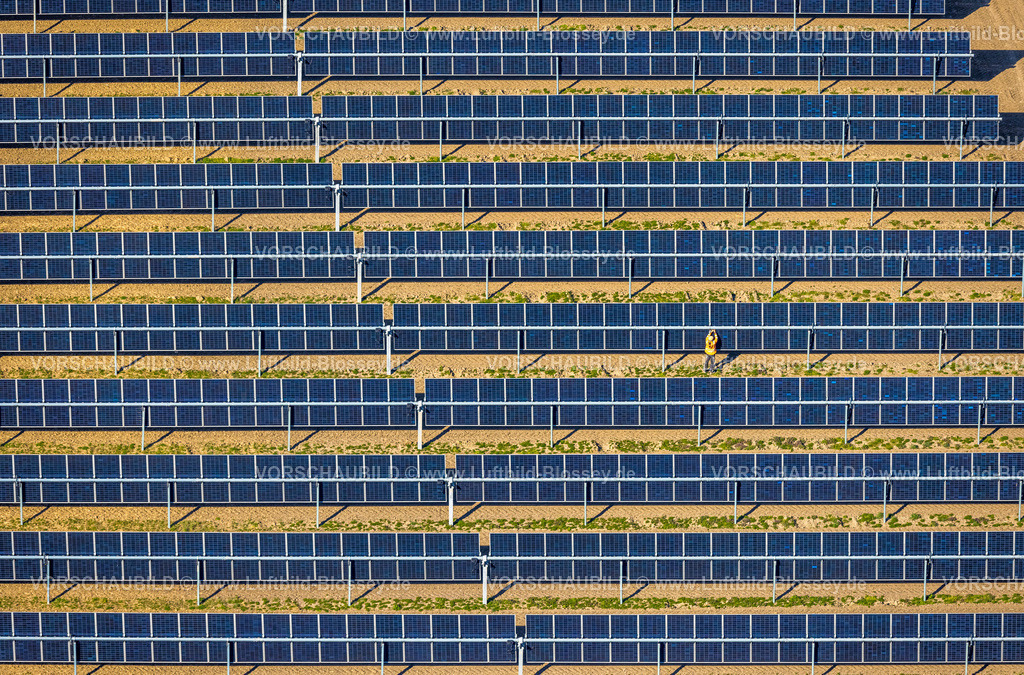 Nordkirchen250400967 | Luftbild, Solarpark, Freiflächenphotovoltaikanlage in der Bauernschaft Berger, Formen und Farben, Arbeiten am Solarpanel, Nordkirchen, Münsterland, Nordrhein-Westfalen, Deutschland