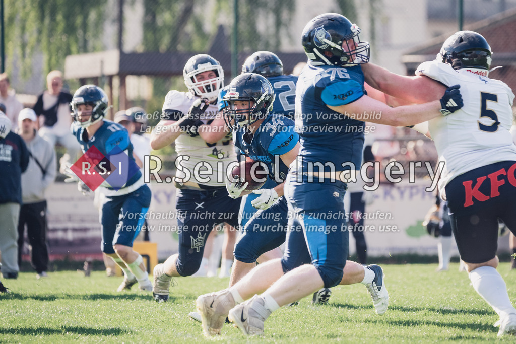 RS-1-108660 | Ben Thiessen (#34, Blue Devils) bahnt sich den Weg während seine Mitspieler die Gegner blocken.